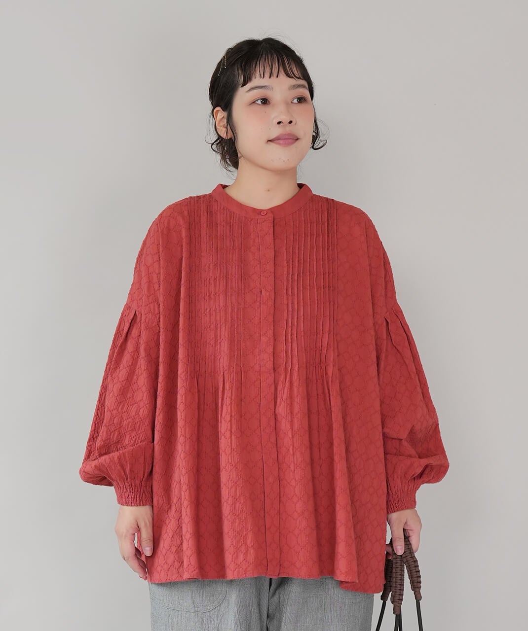 mumokutekiサークル刺繍のピンタックギャザーブラウス | mumokuteki