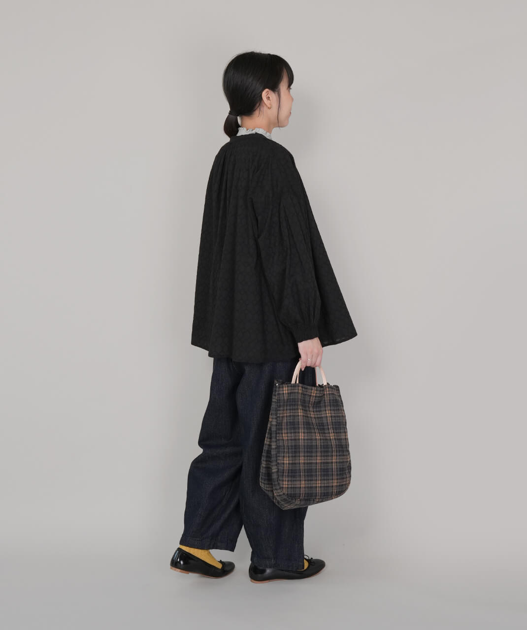 mumokutekiサークル刺繍のピンタックギャザーブラウス | mumokuteki
