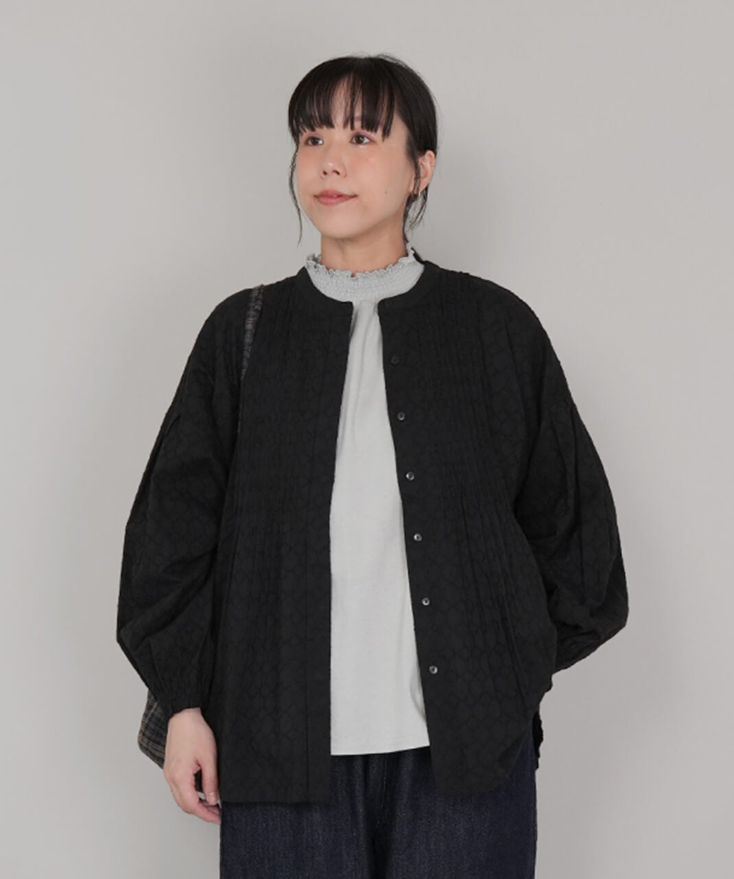 mumokutekiサークル刺繍のピンタックギャザーブラウス | mumokuteki