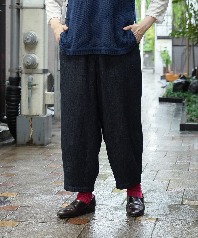 長さが選べる2サイズ展開のデニムコクーンパンツ。ゴムと内側の紐のウエスト仕様