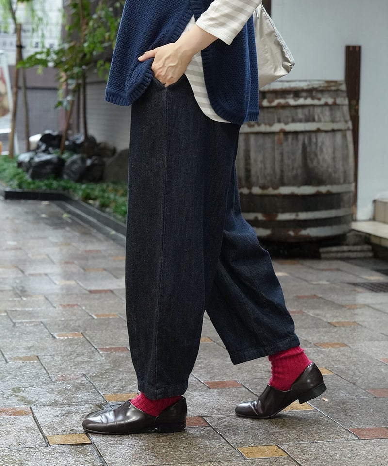 長さが選べる2サイズ展開のデニムコクーンパンツ。ゴムと内側の紐のウエスト仕様