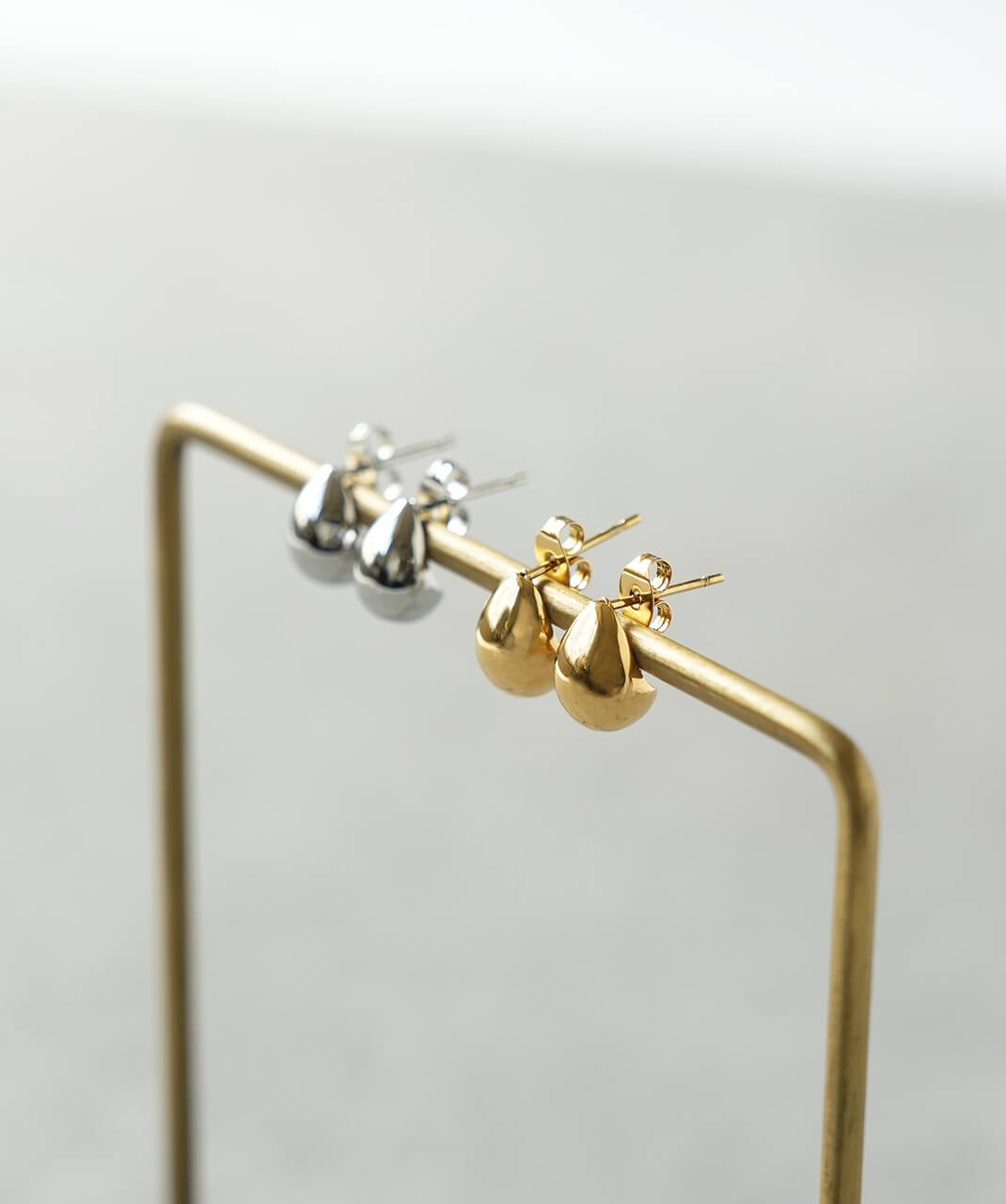 mumokutekiサージカルステンレスドロップピアス | mumokuteki
