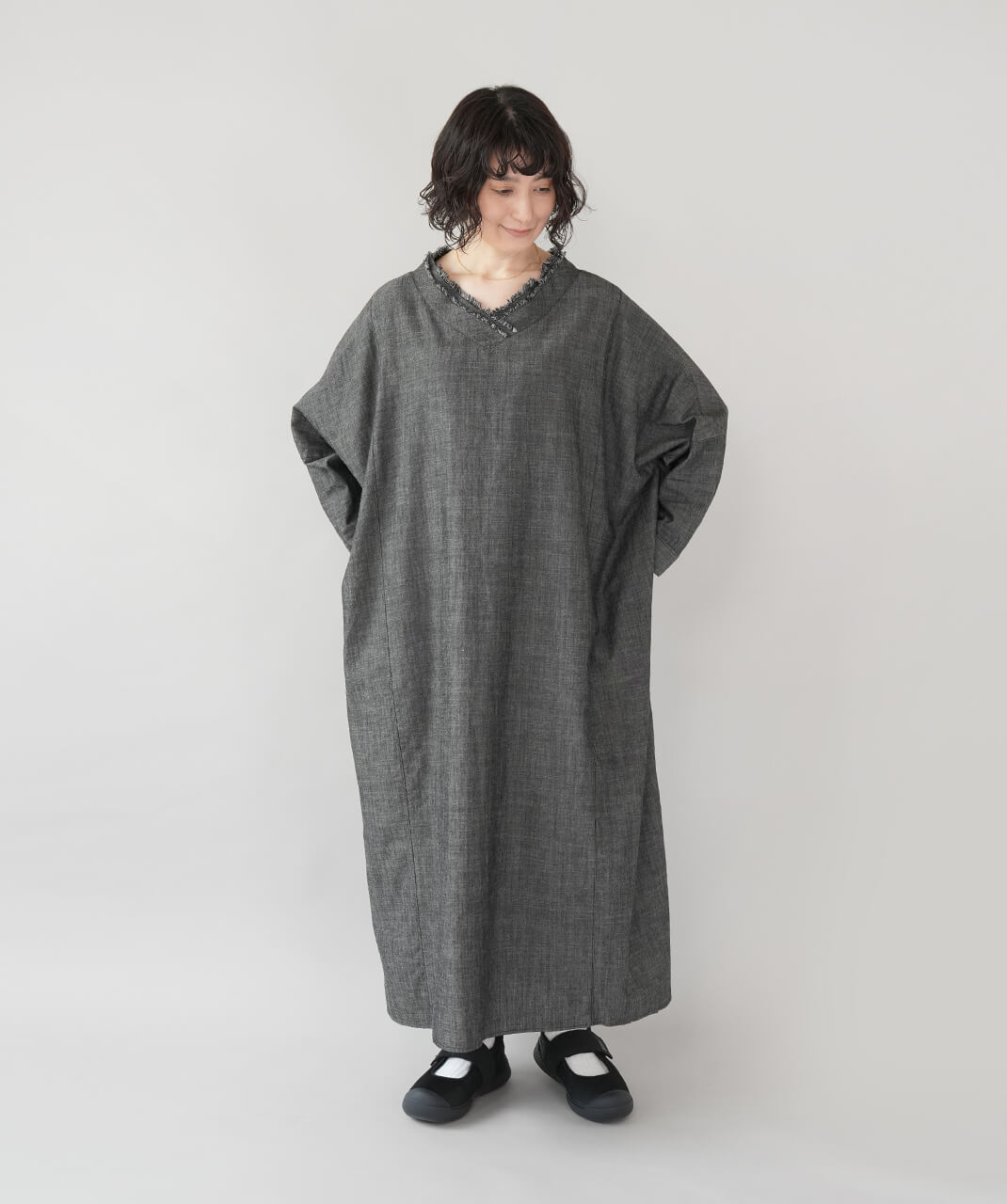 YURK geniet vanコットンリネンスラブデニムのVネックワンピース