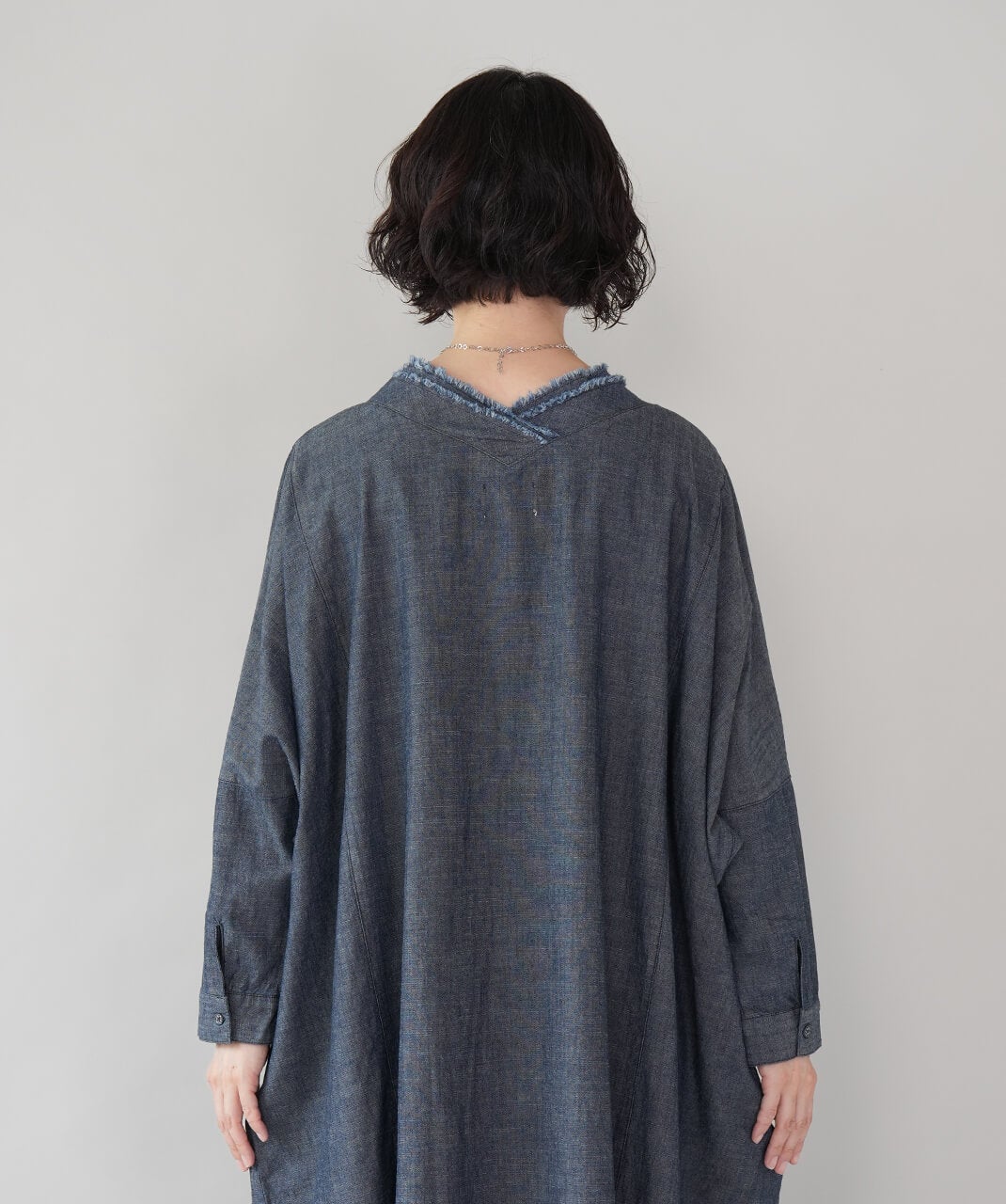 YURK geniet vanコットンリネンスラブデニムのVネックワンピース