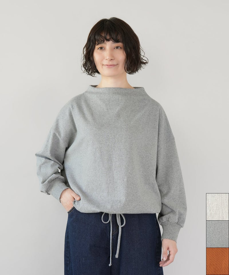 2WAYシルエットのボトルネックプルオーバー。グレーの着用イメージ