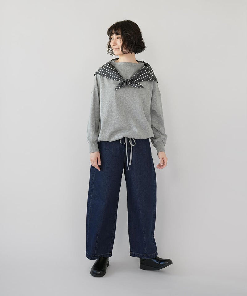 2WAYシルエットのボトルネックプルオーバー。ホワイトの着用イメージ