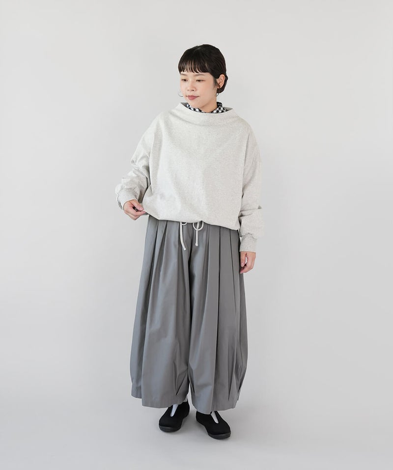 2WAYシルエットのボトルネックプルオーバー。裾の紐と全体の形